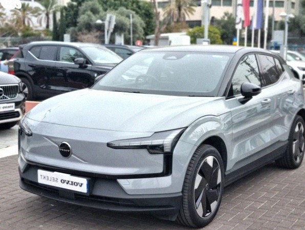 Volvo EX30 4X2 Plus электрический автомат 2024