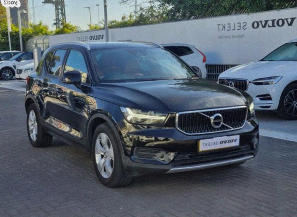 וולוו XC40 4X4 Momentum Plus